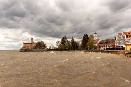 Tempête printanière sur le lac de Constance près du château de Monfort à Langenargen, Allemagne