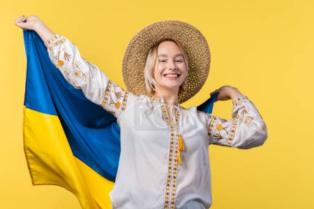 Téléchargez les photos : Femme heureuse avec drapeau national ukrainien sur jaune. Ukraine, patriote, victoire dans la célébration de la guerre, bannière, Jour de l'indépendance. Photo de haute qualité - en image libre de droit