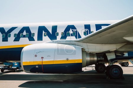 Foto de Corfú, Grecia septiembre de 2021. Boeing 737 de Ryanair llegada a Kerkyra en el aeropuerto. Aerolínea irlandesa de bajo coste. Detalles del primer plano de la aeronave. Foto de alta calidad - Imagen libre de derechos