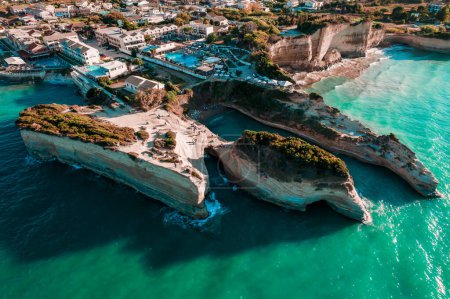 Foto de Canal D 'Amore - Sidari, El canal del Amor. Vista aérea de drones a la playa paradisíaca con agua de mar azul azulado. Isla de Corfú, Grecia. Foto de alta calidad - Imagen libre de derechos