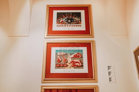 Téléchargez les photos : Prague, Tchèque - mars 2023. Salvador Dali exposition à Prague Galerie centrale. Installation célèbre. Artiste légendaire, peinture, collection. Photo de haute qualité - en image libre de droit