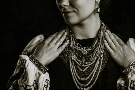 Demostración de collar de joyería antigua tradicional. Traje nacional de Ucrania. Mujer ucraniana en cuentas de coral antiguo legado, Zgarda arcaico cuello hutsul ornamento de propósito religioso estatus.