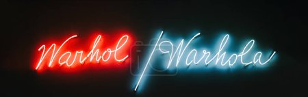 Téléchargez les photos : Andy Warhol - Warhola néon inscription nom. Artiste légendaire, peinture, collection. Photo de haute qualité - en image libre de droit