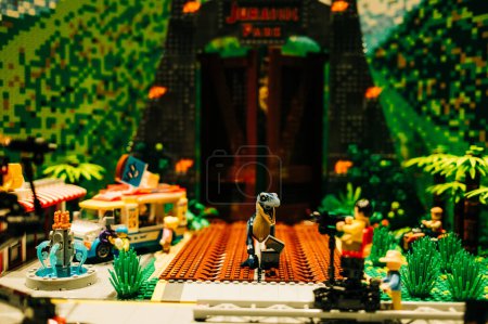 Téléchargez les photos : Octobre 2023 Prague, Tchéquie. Jurassic park Lego in Dinosauria Museum. Exposition moderne pour enfants et adultes. Concept d'éducation. Photo de haute qualité - en image libre de droit