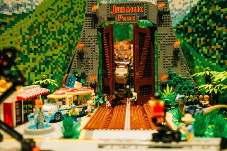 Téléchargez les photos : Octobre 2023 Prague, Tchéquie. Jurassic park Lego in Dinosauria Museum. Exposition moderne pour enfants et adultes. Concept d'éducation. Photo de haute qualité - en image libre de droit