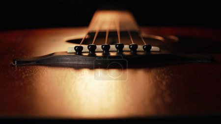 Makro der Saiten auf dem Griffbrett der Akustikgitarre aus Redwood. Klassik, Geräuschkulisse. Hohe Qualität 
