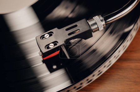 Téléchargez les photos : Le stylet classique trace des rainures de disque vinyle. Nostalgie de la musique. Vibes rétro, esthétique vintage, son analogique. Haute qualité - en image libre de droit