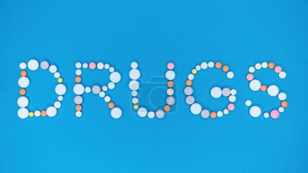 Medicamentos coloridos, cápsulas antibióticas. Vitaminas, industria farmacéutica, salud. Foto de alta calidad