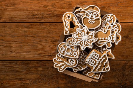 Foto de Sabrosas galletas dulces de Navidad sobre un fondo. Concepto de comida. El postre de Año Nuevo. - Imagen libre de derechos