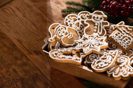 Téléchargez les photos : Savoureux biscuits de Noël sucrés sur un fond. Concept de nourriture. Dessert du Nouvel An. - en image libre de droit