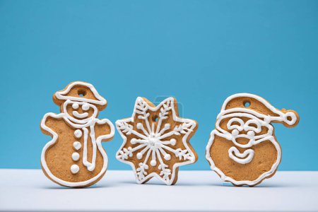 Foto de Sabrosas galletas dulces de Navidad sobre un fondo. Concepto de comida. El postre de Año Nuevo. - Imagen libre de derechos