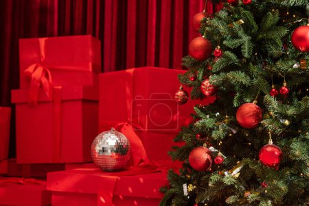 Téléchargez les photos : Arbre de Noël et cadeaux sur fond. salle de fête. Concept du Nouvel An. Boîte de couleur rouge. - en image libre de droit