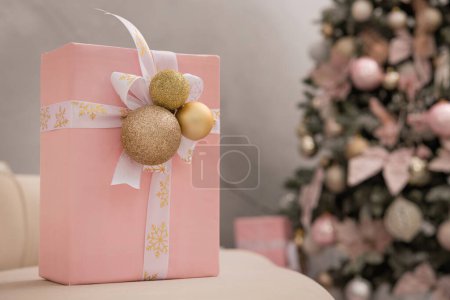 Foto de Árbol de Navidad y regalos en un fondo. sala de fiestas. Concepto de Año Nuevo. - Imagen libre de derechos
