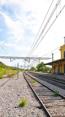 Foto de Estación y vías del Arco de Bera, Tarragona, Cataluña, España, Europa - Imagen libre de derechos