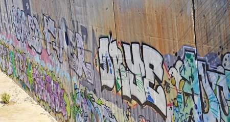 Téléchargez les photos : Graffiti sur le mur du ruisseau La Bisbal à El Vendrell, Tarragone, Catalogne, Espagne, Europe - en image libre de droit