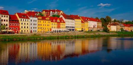 Téléchargez les photos : 2022-05-04 Vue panoramique de maisons colorées avec reflet dans l'eau. zgorzelec, poland - en image libre de droit