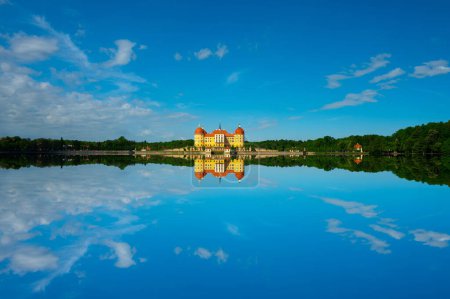 Téléchargez les photos : 2. 05. 2022. Moritzburg Castle baroque castle on the lake. Moritzburg, Saxony, Germany. - en image libre de droit