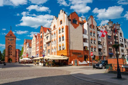Foto de 2022-06-25. Pomerania Stary Rynek Street es el centro del casco antiguo, con casas de viviendas reconstruidas. Elblag. Polonia. - Imagen libre de derechos