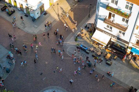 Téléchargez les photos : 04-07-2022 : Vue des gens marchant dans les rues pavées historiques de Torun Vieille ville en été, photo prise de haut au-dessus de la plate-forme de visualisation dans la tour de l'horloge Ratusz - en image libre de droit