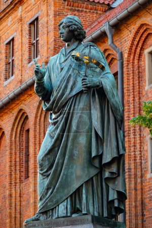 Téléchargez les photos : 20 / 07 / 06. Monument Nicolaus Copernicus. Statue devant la vieille mairie, Torun, Pologne. - en image libre de droit