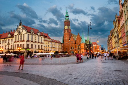 Téléchargez les photos : 21-07-2022 : Vieille mairie sur la place du marché au crépuscule. Wroclaw, Pologne - en image libre de droit