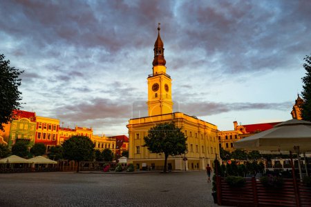 Foto de 18.07.2022 Ayuntamiento de Leszno por la noche. Leszno, Gran Polonia, Polonia - Imagen libre de derechos