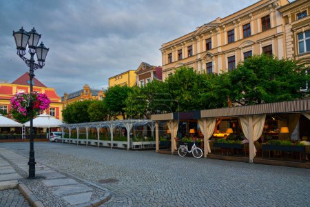 Téléchargez les photos : 18.07.2022 Beaux restaurants de rue éclairés et fleuris sur le marché de Leszno au crépuscule. Pologne - en image libre de droit