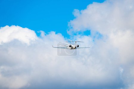 Téléchargez les photos : Envolé l'avion contre un ciel bleu avec de beaux nuages blancs - en image libre de droit