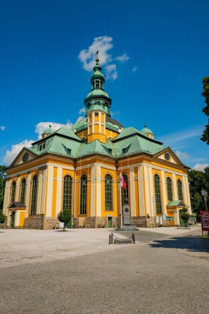 Téléchargez les photos : 2022-08-02 Vue du temple de l'église baroque au coeur des montagnes Karkonosze à Jelenia Gora. Pologne - en image libre de droit