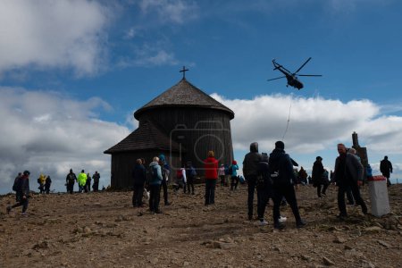 Téléchargez les photos : Karpacz, Sniezka Mountain, Pologne 23 septembre 2022 : Observatoire météorologique de haute montagne. Touristes au sommet de la montagne Snezhka. Pologne - en image libre de droit