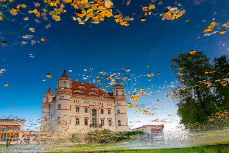Téléchargez les photos : 2022-08-26 ; reflet dans l'eau bâtiment historique du Palais Voyanov. Wojanow est une ville de Basse-Silésie. Wojanow. Pologne. - en image libre de droit