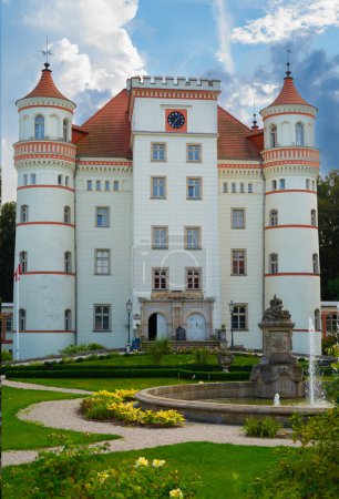 Téléchargez les photos : 2022-08-26 ; bâtiment historique du Palais Voyanov. Wojanow est une ville de Basse-Silésie. Wojanow. Pologne. - en image libre de droit