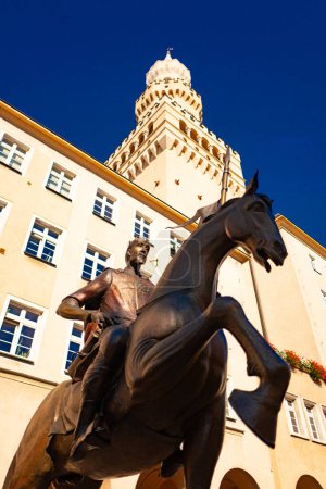Foto de 17 10 22: edificio del ayuntamiento y monumento al príncipe Kazimierz I en la plaza del mercado de Opole. Polonia - Imagen libre de derechos