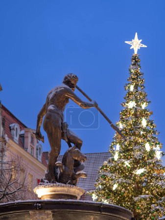 Foto de 2022-12-09; estatua de Neptuno sobre el fondo del árbol de Año Nuevo Gdansk Polonia - Imagen libre de derechos