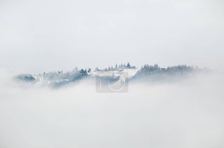 Foto de Telesilla en las montañas en la niebla Bialka Tatrzanska. polonia - Imagen libre de derechos