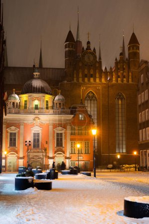 Foto de 2023-02-04; invierno. vista de la Basílica de Santa María por la noche. Gdansk, Polonia - Imagen libre de derechos