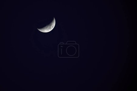 Foto de La luna de barrio brilla en el cielo nocturno sin nubes de verano. - Imagen libre de derechos