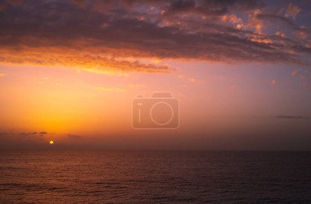 Foto de Increíble paisaje de una hermosa puesta de sol sobre el mar. Luz naranja suave en el cielo nocturno. Hermosa playa pacífica. Naturaleza del Líbano. - Imagen libre de derechos