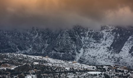 Téléchargez les photos : Beautiful Peaceful Landscape of High Mountains Covered with Snow in Sunset Light. Cold Winter Weather. Faraya. Lebanon. - en image libre de droit