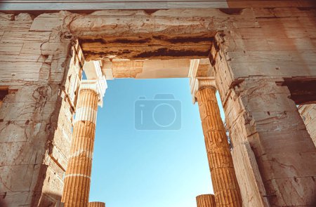 Foto de Closeup View on a Beautiful Arch of Parthenon over Bright Sunny Sky Background. Amazing Ruins of Athens. Old Vintage Architecture. Temple. Greece. Europe. - Imagen libre de derechos