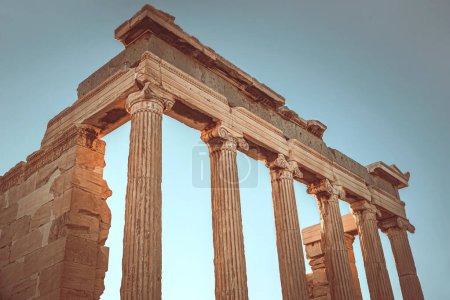 Foto de Ruing of a Great Worlds Heritage. Columnas altas en Sunny Day. Destino Turístico. Ruinas del Partenón. Atenas. Grecia. Europa. - Imagen libre de derechos