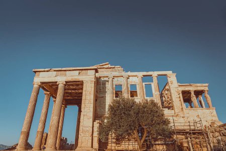Foto de Hermosa vista sobre viejas ruinas. El Partenón es un monumento de arquitectura histórica, un antiguo templo griego ubicado en la Acrópolis ateniense - Imagen libre de derechos