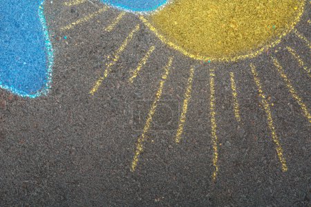 Foto de Fondo abstracto patriótico. Dibujo a mano de tiza sobre asfalto de un sol amarillo y una nube azul. Detener la guerra en Ucrania concepto. - Imagen libre de derechos