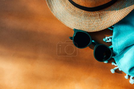 Téléchargez les photos : Photo conceptuelle de vacances d'été et de détente. Lunettes de soleil, chapeau de soleil, serviette de plage. Vacances d'été frontière. Fond de voyage avec espace pour le texte - en image libre de droit