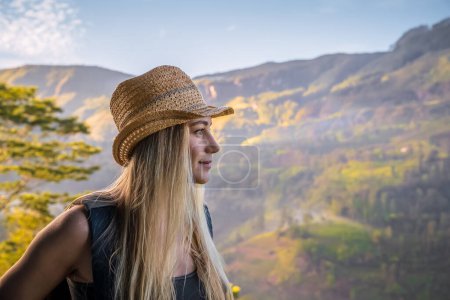Téléchargez les photos : Portrait d'une belle femme blonde voyageant avec sac à dos dans les montagnes. Vacances d'été actives. - en image libre de droit