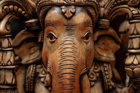 Téléchargez les photos : Ganesha. Dieu à tête d'éléphant dans la culture indienne. Photo rapprochée d'une statue d'éléphant en bois. Dieu religieux traditionnel animal de l'Asie. Sri Lanka. - en image libre de droit