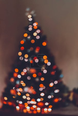 Foto de Blur Bokeh Fondo de Navidad. Foto de un árbol de Navidad por la noche. Luces borrosas de Navidad. Feliz y acogedora celebración de las vacaciones de Año Nuevo en casa. - Imagen libre de derechos