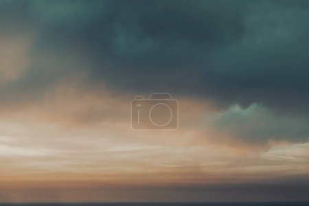 Foto de Fondo natural abstracto. Foto vintage de cielo nublado oscuro. Clima frío lluvioso otoño. - Imagen libre de derechos