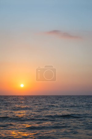 Téléchargez les photos : Paysage incroyable. Un beau coucher de soleil descend sur une mer calme et tranquille. Un paysage marin inspirant de la nature du soir. Durée du voyage. - en image libre de droit