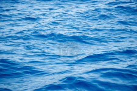 Foto de Fondo natural abstracto. Mar azul ondulado. Copiar espacio. Foto conceptual de las vacaciones de verano. - Imagen libre de derechos